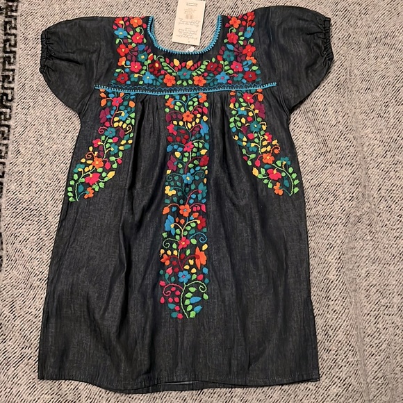 Beautiful traditional Mexican dress for kid with embroidery - Picture 1 of 4
